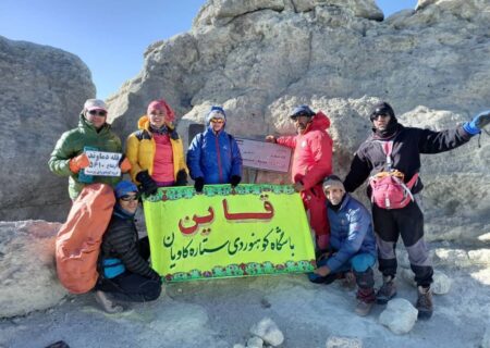 صعود کوهنوردان قاینی به قله دماوند