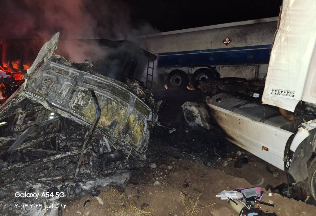 برخورد دو دستگاه تریلی در محور “قاین _خواف”حادثه آفرید