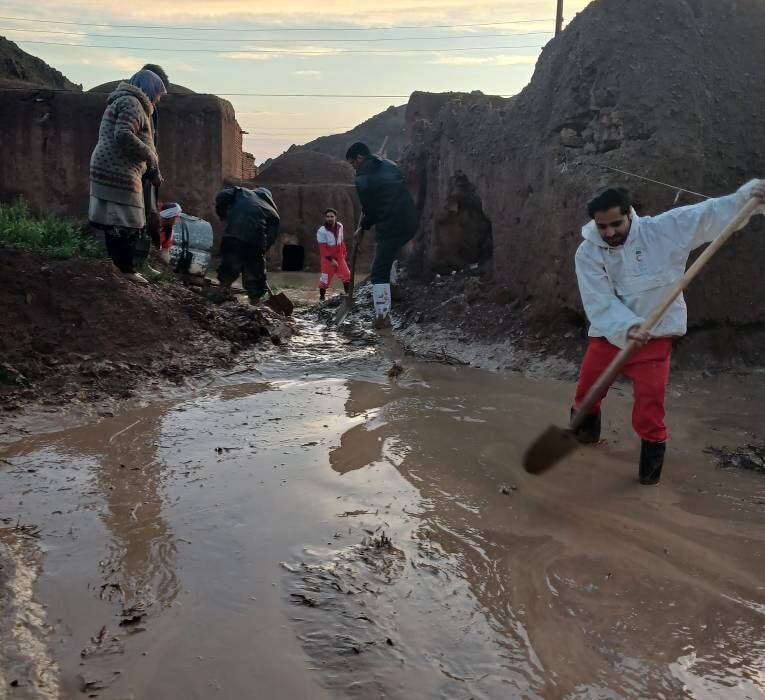 تخلیه هفت باب منزل مسکونی و ارزیابی روستاهای سیل زده توسط نجاتگران هلال احمر