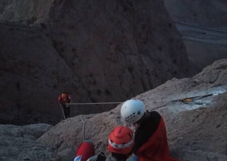 ۱۱ساعت تلاش نجاتگران هلال احمر برای نجات دو نوجوان گرفتار در ارتفاعات