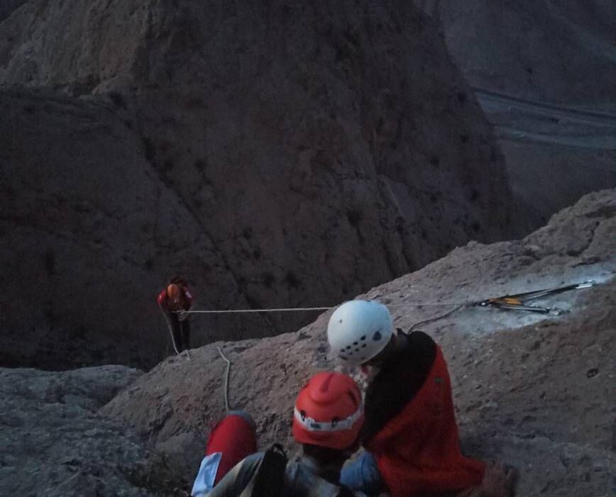 ۱۱ساعت تلاش نجاتگران هلال احمر برای نجات دو نوجوان گرفتار در ارتفاعات