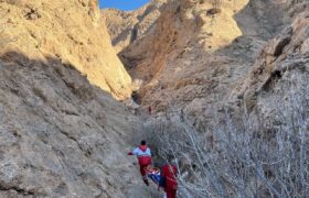 نجات فرد گرفتار در کوهستان پس از ۹ ساعت تلاش